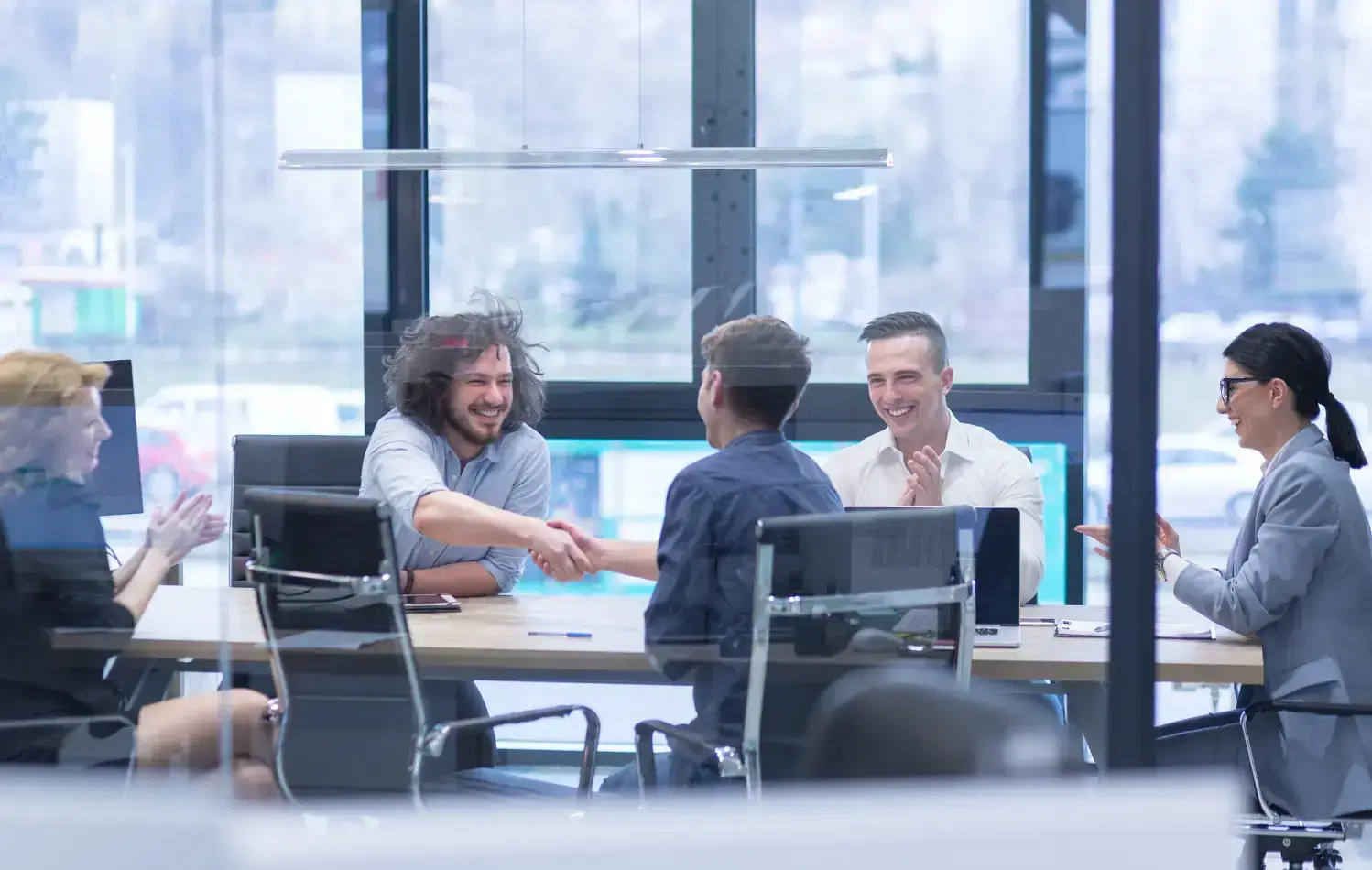 Modern OSDEZ office workspace with engaged employees